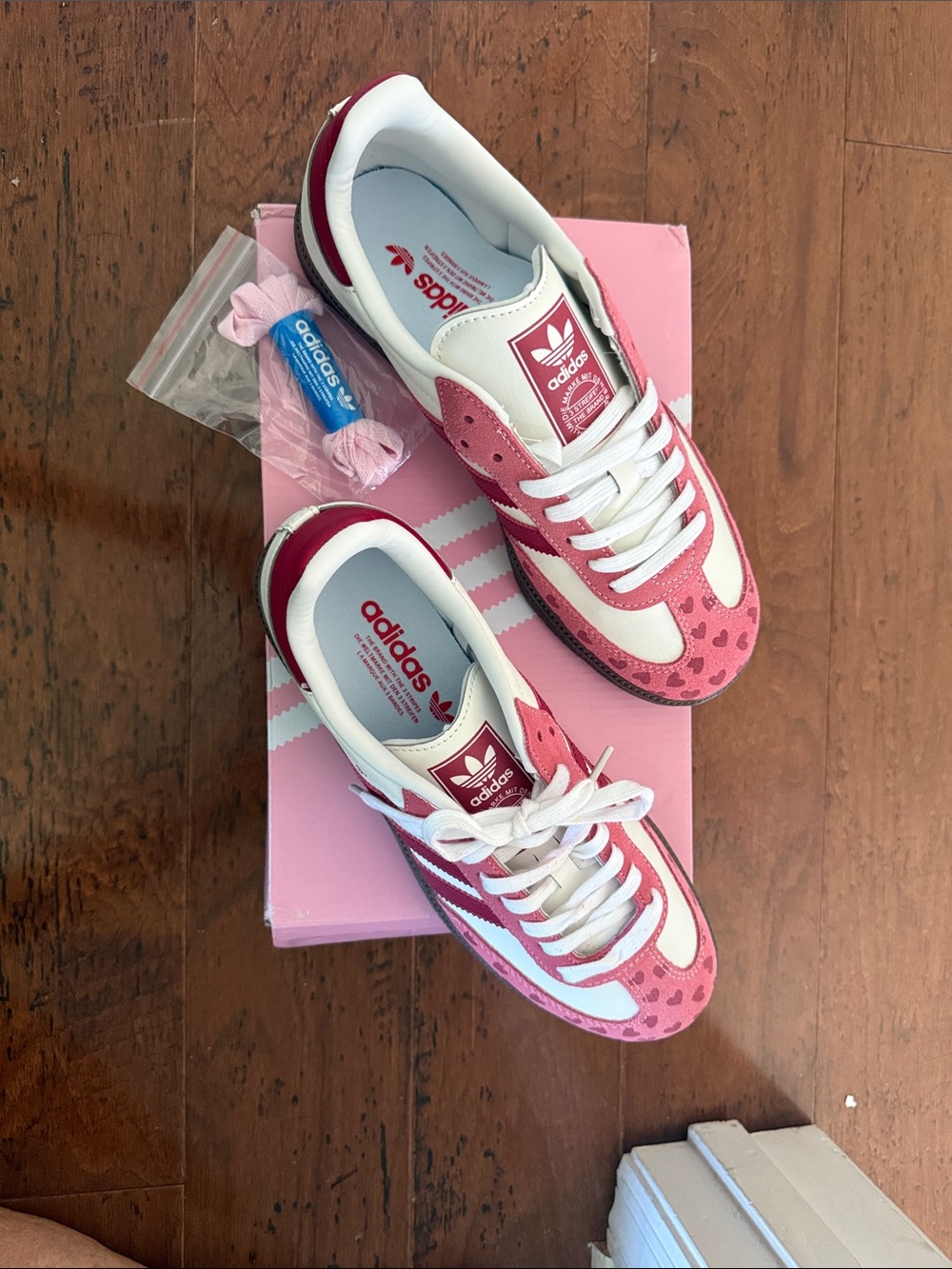 adidas Pink and White Heart-Print Low-Top Sneakers - Picture 5 of 7